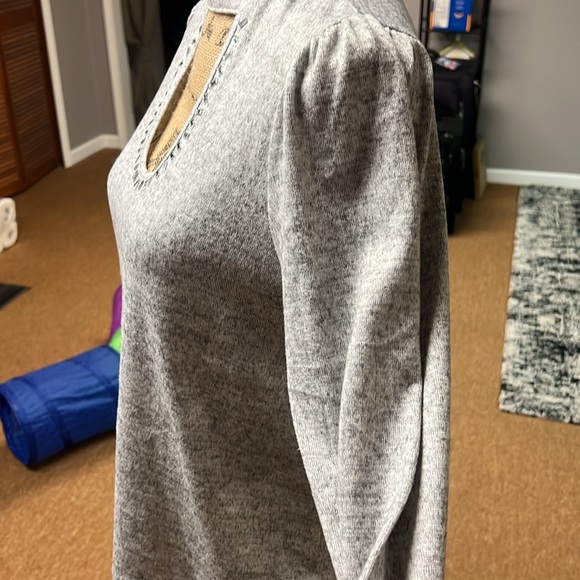 New 89th + Madison Gray Soft Top with Silver Neck Embellishments Size Medium - Picture 5 of 13